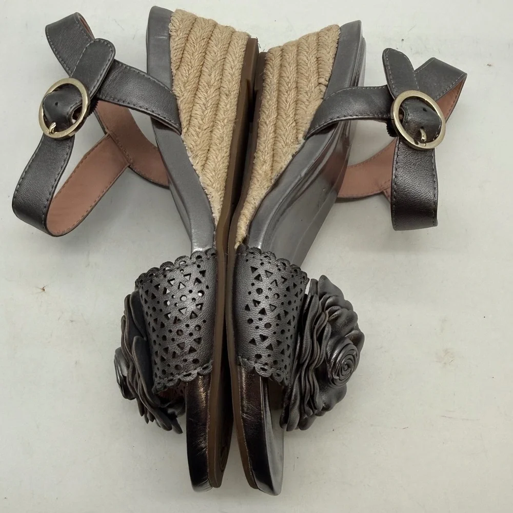 Taryn Rose Henriette Gunmetal Silver Leather Rosette Espadrille Wedge Sandals 7B